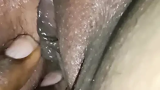 Üvey kız arkadaşımın amına yağla masaj yaptı ve parmaklandı.