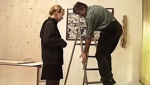 Olgun sarışın orta yaşlı seksi kadın parmaklanıyor ve çoraplı sert sikiliyor