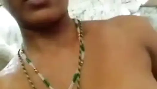 Hintli kız amcığını gösteriyor