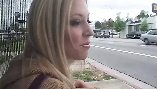 Genç civciv ile küçük memeler sikikleri ve squirts üzerinde kanepe