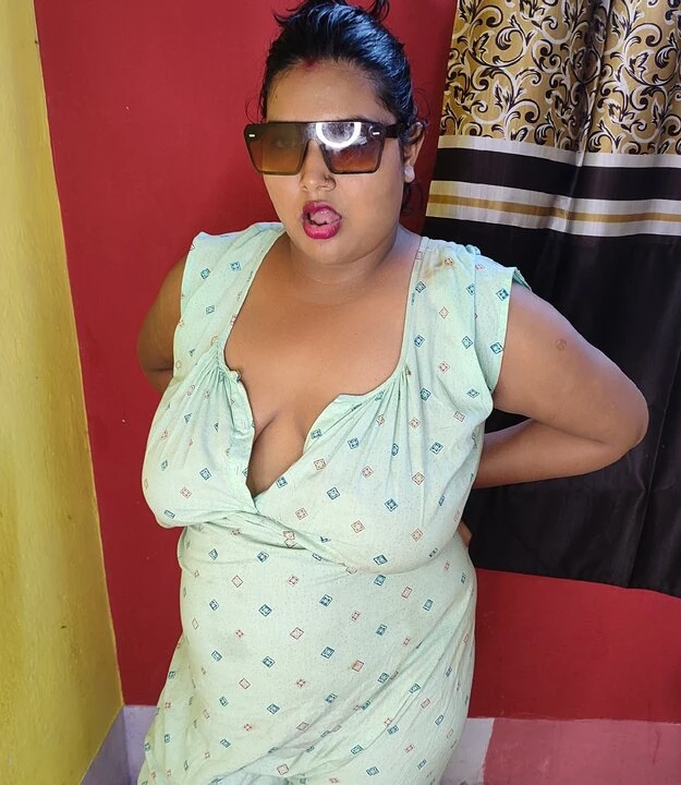 Kampiyasi - соло индийской мамы в ночнушке у ее дома