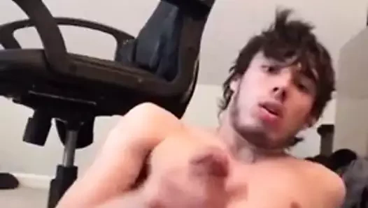 Tyler pis konuşuyor ve deliğiyle oynuyor