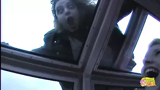 İki azgın lezbiyen kaltak Paris'te bir teknede gösteriş yapıyor ve birbirlerini yalıyor