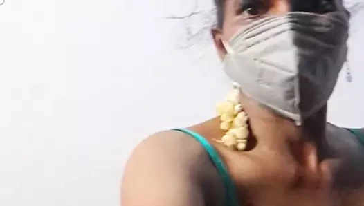 Tamil teyze görüntülü görüşmenin tadını çıkarıyor