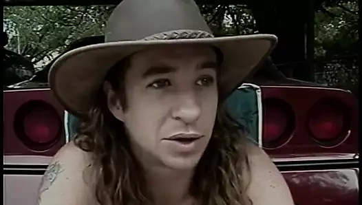 Zenci fahişe kıllı amını siktiriyor ve zinde adam tarafından dölleniyor