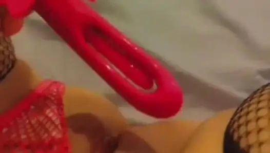 İşe gidince sulu amcığımı sikiyorum