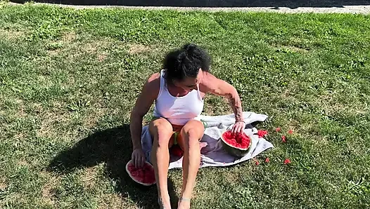 Kaslı orta yaşlı seksi kadın kandys karpuz ezme hakimiyeti