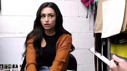 Ahlaksız memur güzel bir hırsızlıkçıyı yakalıyor ve sert bir kavite araması için onu odasına götürüyor