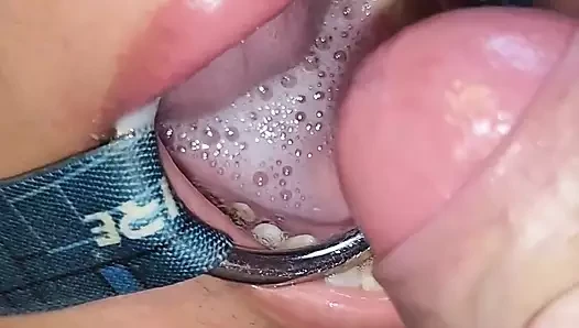 Açık ağız tıkaçlı gırtlağına kadar sikiş ve ağzına tükürme