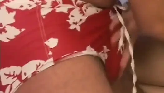 Pembe iç çamaşırlı tatlı kiraz kölesini baştan çıkarmak için kendine dokunuyor