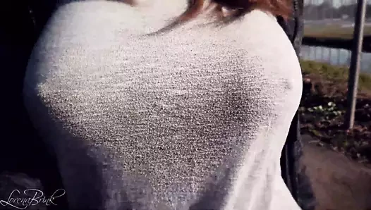 Yürürken gömleğin içinde zıplayan göğüsler