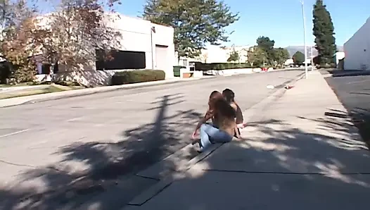 2 kadın birlikte harika vakit geçiriyor ve deliğini kendisiyle dolduruyor!