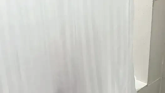 Duşta tobrut bir kıza yakalanıyor