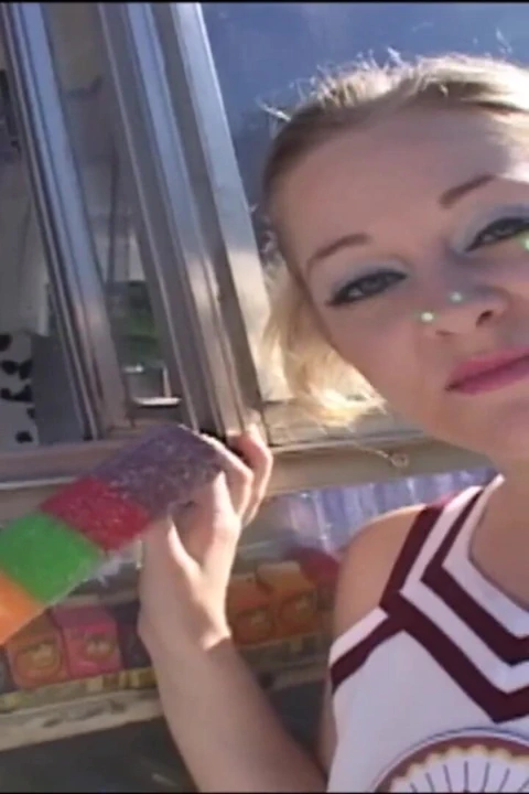 Ponpon kız güzel ıslak amcığı büyük penisle boşalmasını bekliyor