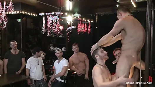 Feisty sürtük go-go dansçısı