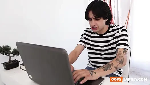 Kızıl saçlı üvey kız kardeşin oynadığı muhteşem bir porno oyunu!