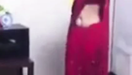 Sari içinde dans et - çıplak değil