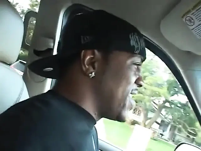 Esmer kadın amcığını zenci adamın diline teşhir etti