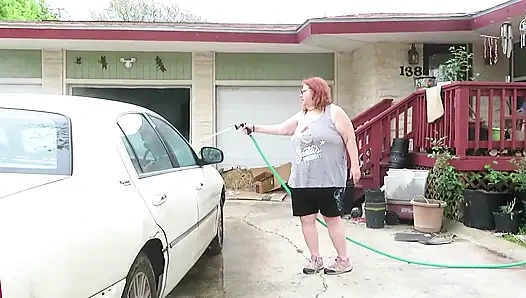 Seksi olgun iri güzel kızıl saçlı hemşire Vicki arabasını yıkıyor!