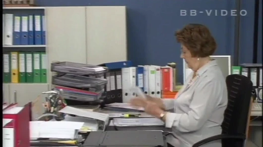 Okulda iki milf öğretmen, aralarını boşaltmak isteyen genç profesör tarafından nüfuz edilmek için harcarlar.