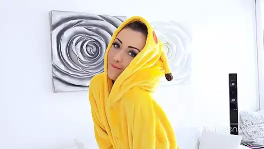 Sevimli gamzeli sevgilim Empera farklı karakterlerle sevişmeye bayılıyor ve bu kez pikachu'yı seçti