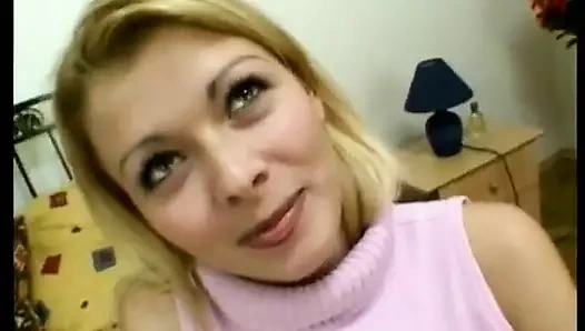 Azgın hatun sakso çektikten sonra pembe amcığının yoğun bir şekilde sikilmesinin tadını çıkarıyor