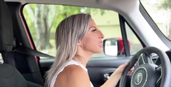 Lora Cross çok azgın