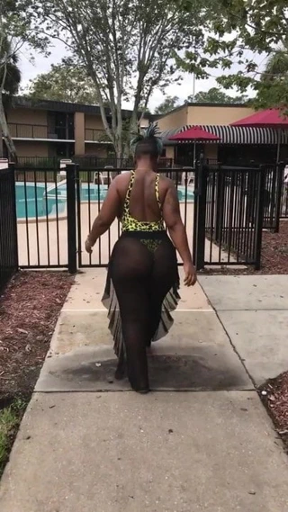 Şeffaf pantolonlu seksi ganimet yanakları