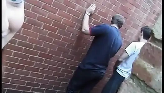 İki adam mastürbasyon yapıyor, dörtlüye dönüşüyor