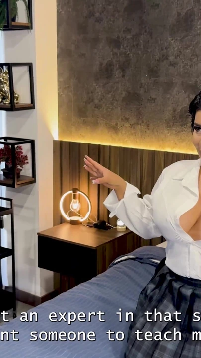 Azgın komşumu bakire amcığımı ilk porno oyuncu seçmelerime hazırlamama yardım etmeye ikna ediyorum | Klip 2