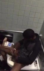 Büyük siyah horoz yakalandı içinde stall