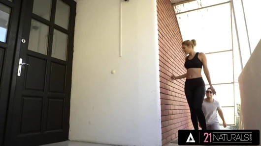 21 naturals - sarah sevimli domalıyor ve sikiliyor