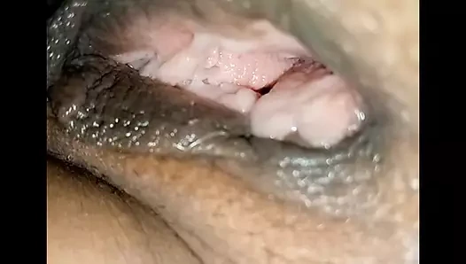 Azgın olgun Hintli kız mastürbasyon yapıyor ve büyük bir yarakla vajinasını parçalıyor