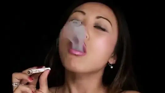 Çıplak kızlardan Lisa Linn'den sigara içen film