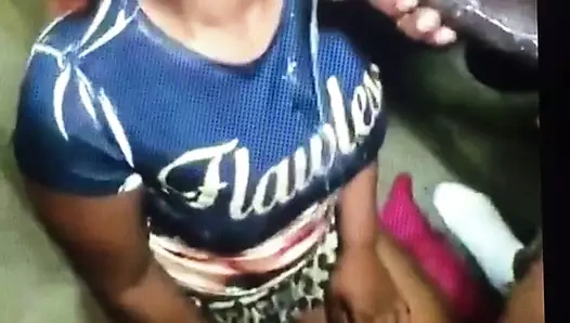 Bir sürtük boğayı emer ve ağız dolusu