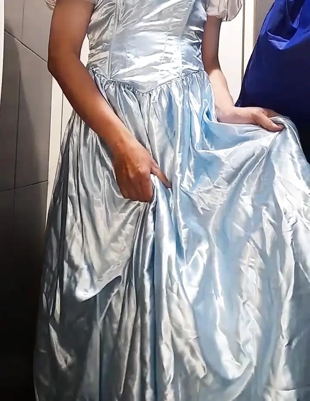 Travesti boşalması zarif saten top elbisesi giyiyor