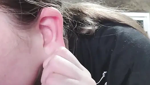 Yakın çekimde kulağımı temizliyorum