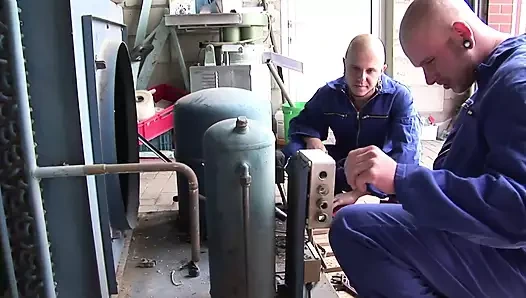 Amatör açık havada sikici ham fetiş eğlencesi