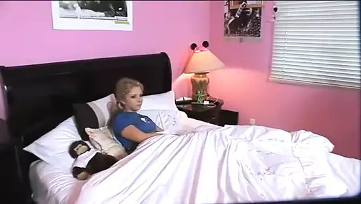 Randy yarak emiyor iki kadın bir erkek üçlü sekste sürtükler sikiliyor ve boşalıyor