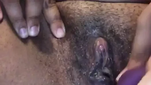 Tombul kız adım babalar krem ​​pasta aldıktan sonra oyuncak ile oynuyor