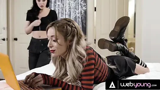 Ateşli Whitney Wright, Roommie Aiden Ashley'nin tipi olmadığı söylendikten sonra crush roommie aiden ashley'i sikmek için çok çabalıyor