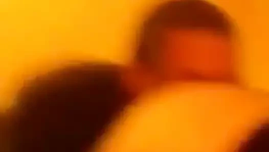 Arkadan kedi ve eşek yemek, merdiven boşluğu.