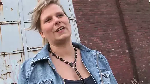 Sabine evde tek başına ve komşusunun önünde yapıyor