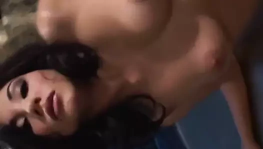 Sevimli esmer bebek traş amına büyük bir oyuncak alır