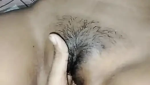 Pooja elini karısının amına soktu ve amcığı patladı.