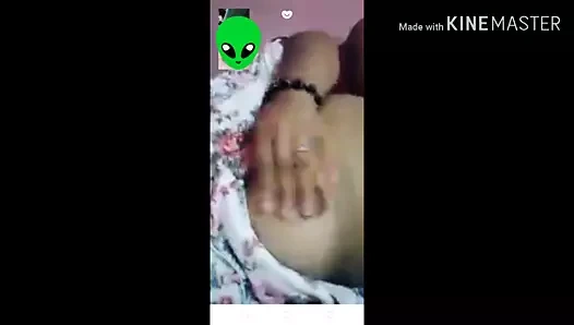 Bana göğüslerini ve amını gösteriyor