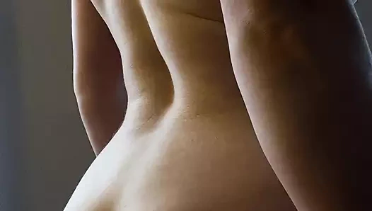 Büyük memeli ve göt parmaklı ateşli fit esmer kadın boşalıyor