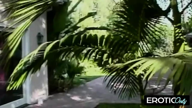 Başka bir tur için yalvarırken sert boşalıyor