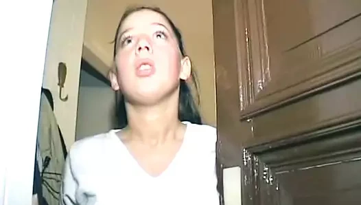 Seksi Alman genç kız erkeği amını yalarken eğleniyor