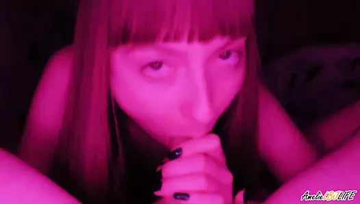 Kız arkadaşı şehvetli sınıf arkadaşının horoz emmek ve sıcak cum alır